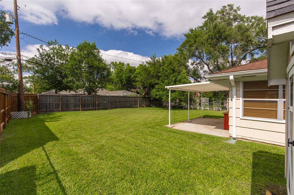 The side yard is quite spacious and it has an 8'x12' shed for your usage.