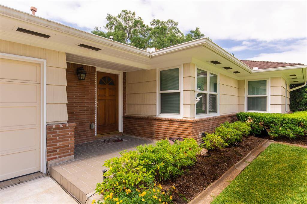 Lovely home on one of the nices strets in Knollwood Village.