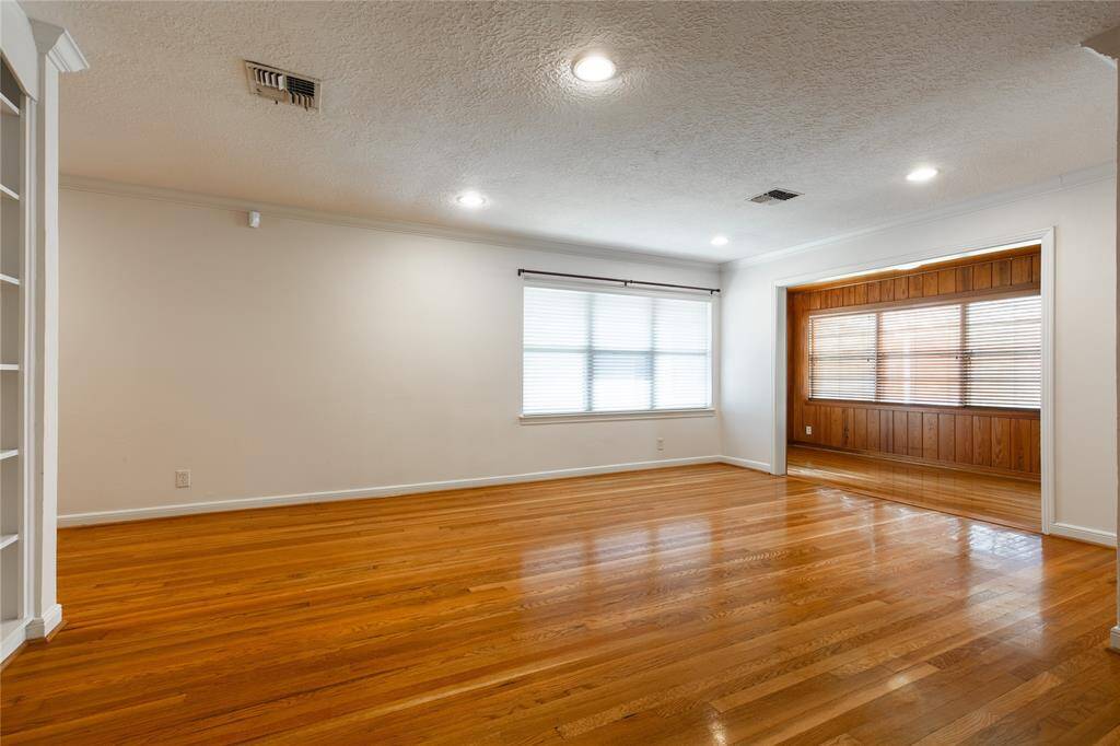 You'll love the spacious living/dining roo area