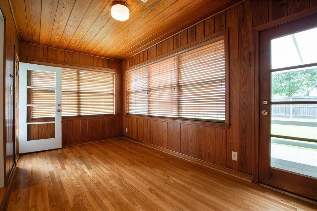 This room can be a study, dent etc. Exit out on the the back yard and enjoy the view!