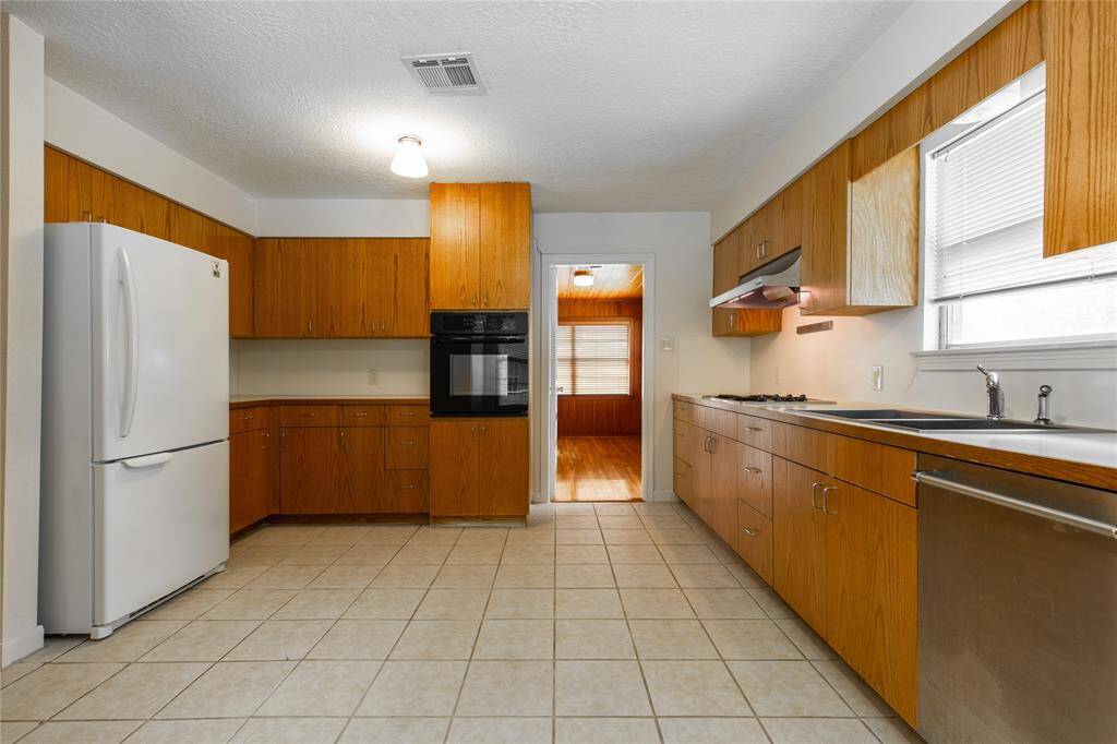 Lovely modern kitchen with nice appliances, and ample cabinetry,