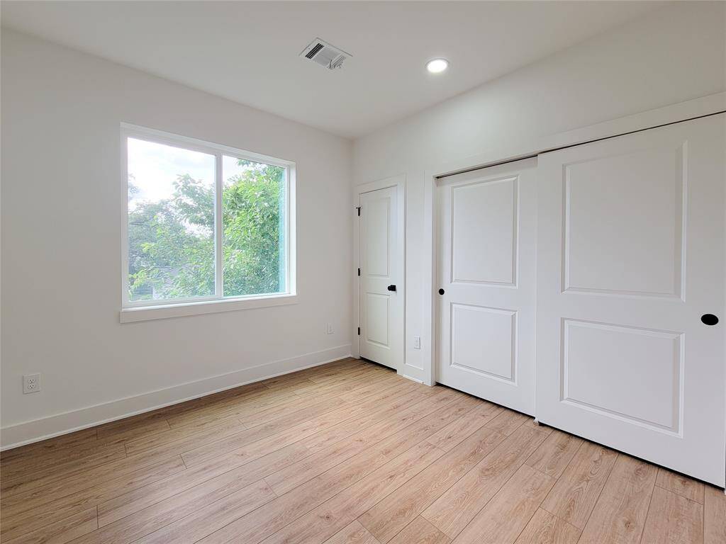 3rd bedroom has 2 closets