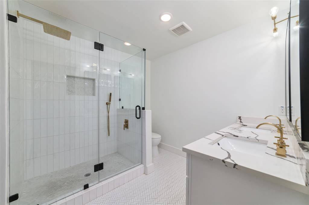 You can sing and dance comfortably in this GRAND standup shower!
