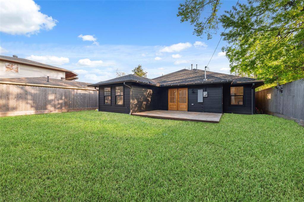 This backyard oasis gives you room to let the kids run around, or your furry animals while you're BBQing outside on the deck!
