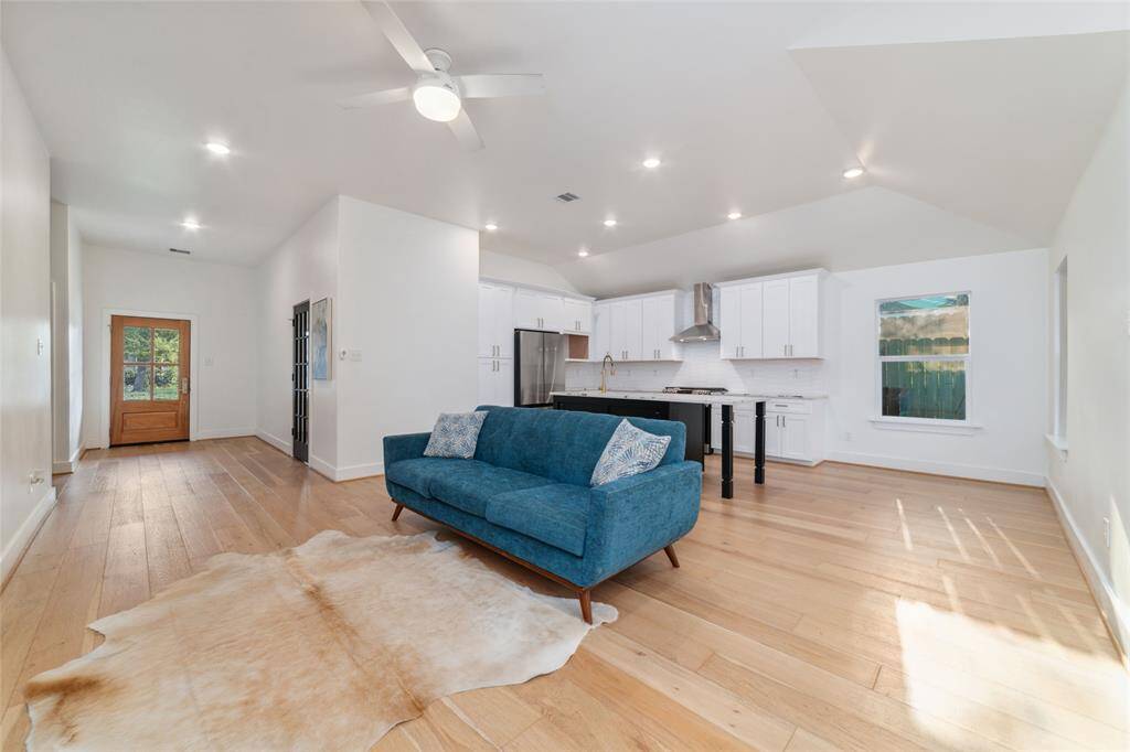 Just imagine all the family, and friends you can have come over, with tons of space to place the yummy food, and sitting area!