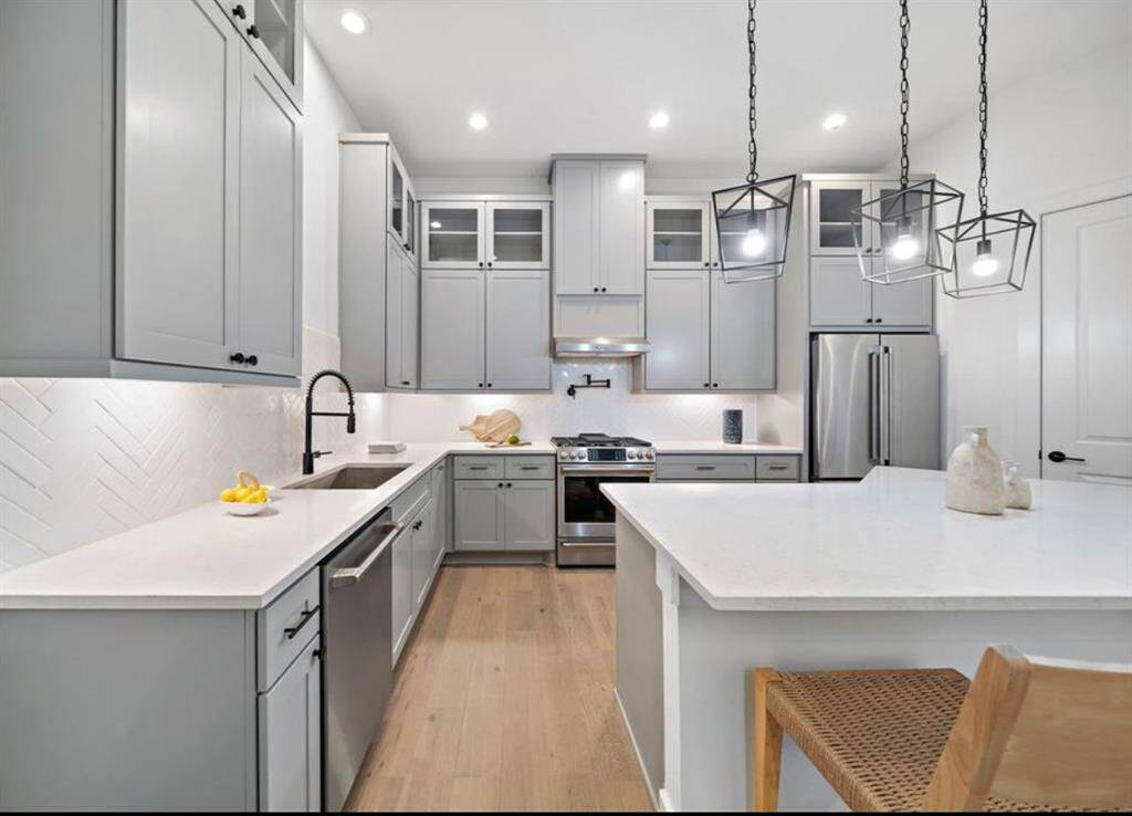 Somerset Green Riverway Homes will have Shaker style Designer cabinets, Soft close cabinets, And beautiful quartz countertops.