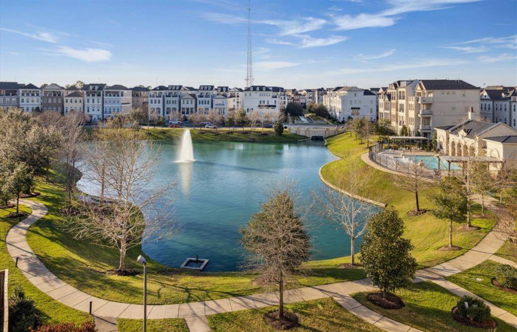 Beautiful Somerset Green is one of two guard gated communities inside the Houston 610 loop. It’s like stepping into another world. Here is a view of the beautiful man-made lake. There are community ducks  and turtles to enjoy!