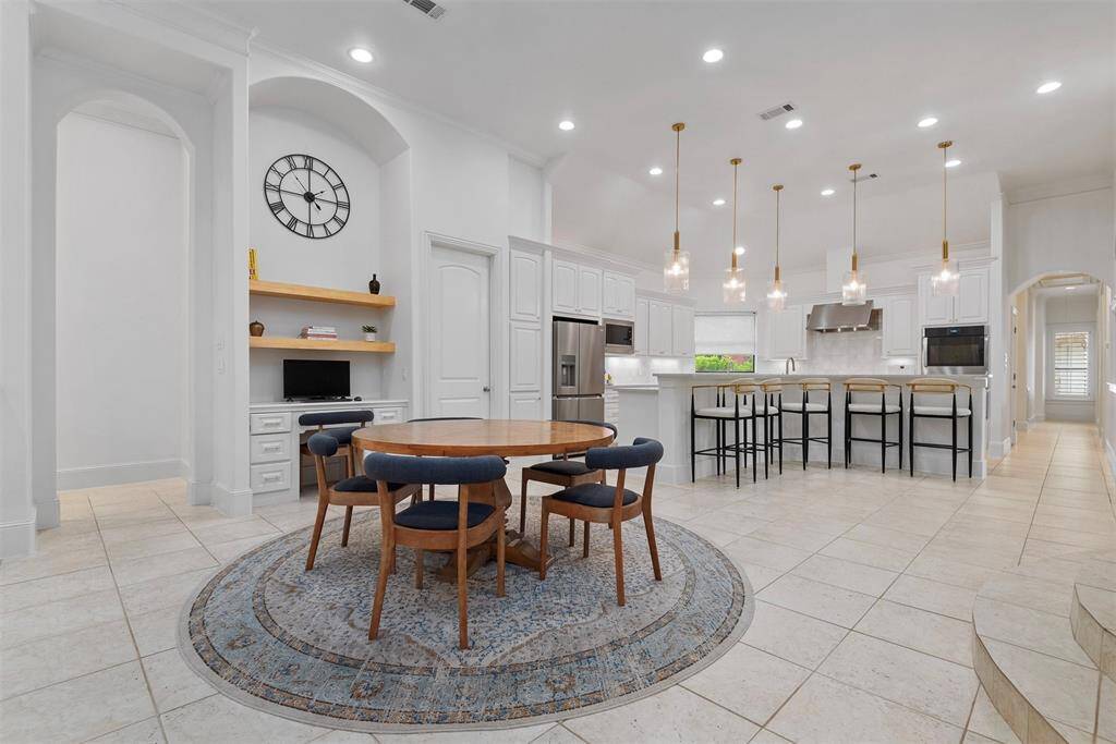 Casual dining area, built in desk.