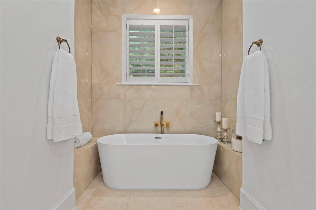 Soaking tub in primary bathroom