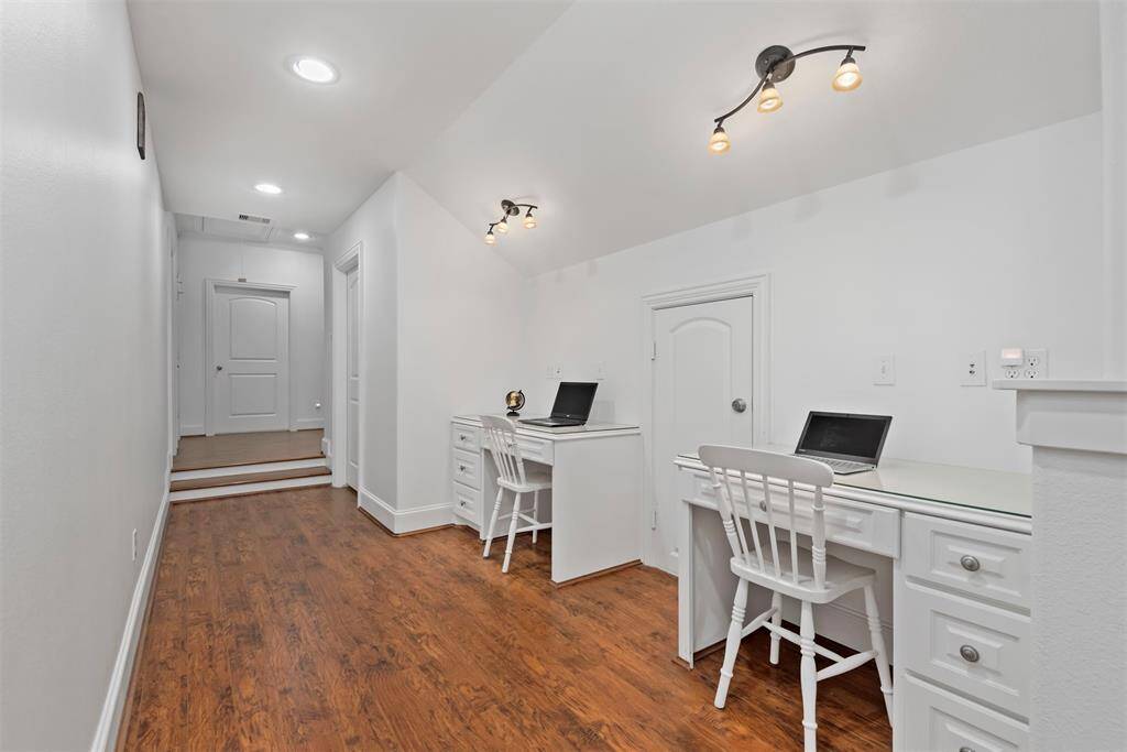 Upstairs flex space with 2 more build in work stations, perfect for homework!