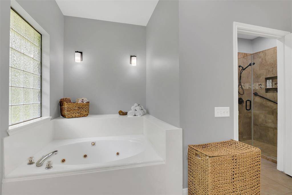 Nice soaking tub.