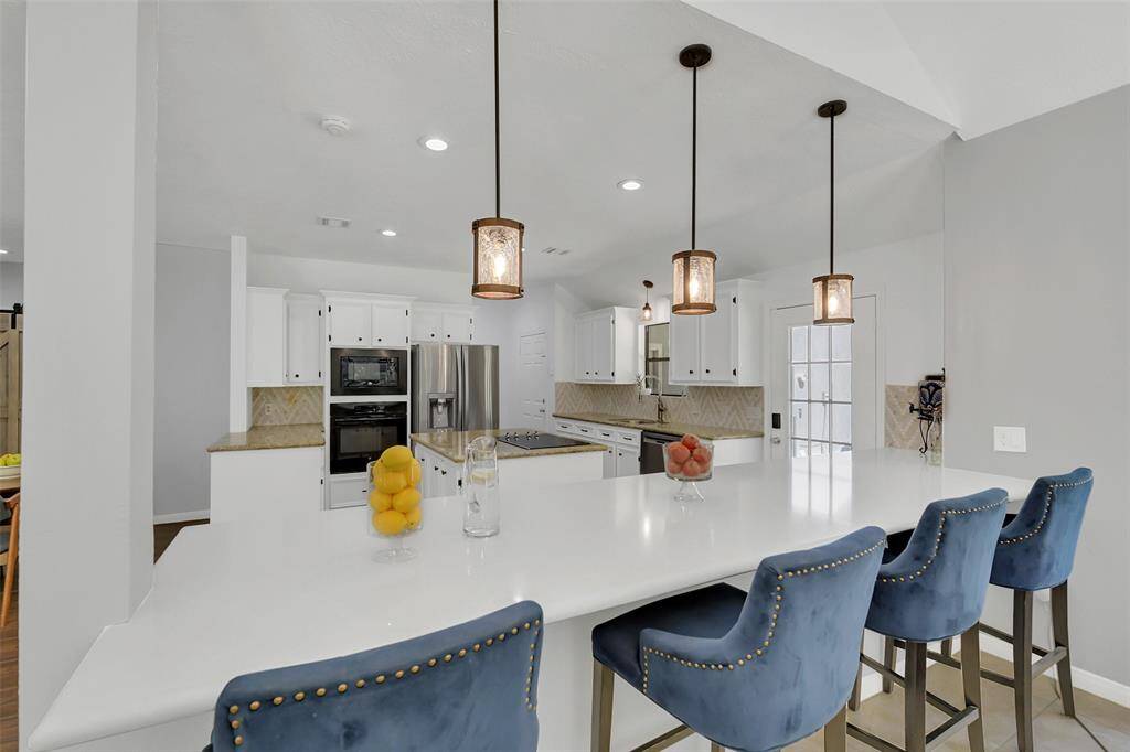 Spacious breakfast bar.