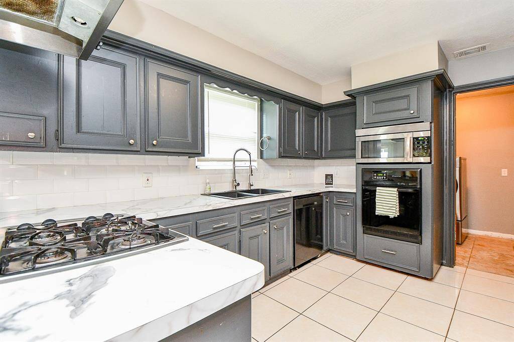 The spacious layout ensures effortless movement, with a high-end gas stove and built-in double oven ready to bring your culinary creations to life.