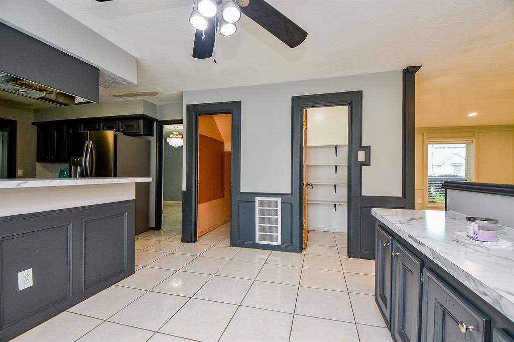 With ample storage, high-quality appliances, and a seamless flow, this kitchen is perfect for everything from casual breakfasts to gourmet dinners.