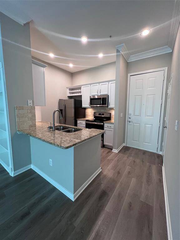 Beautiful & spacious 1 bedroom/1 bath located on the 3rd floor.