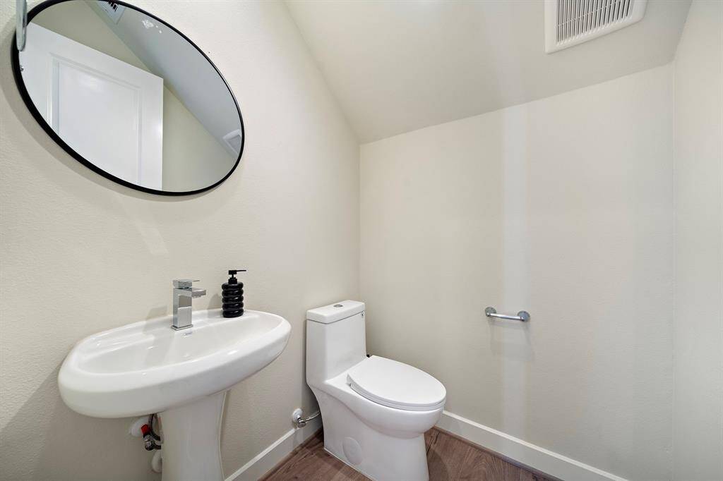 Guest Bathroom 1st floor