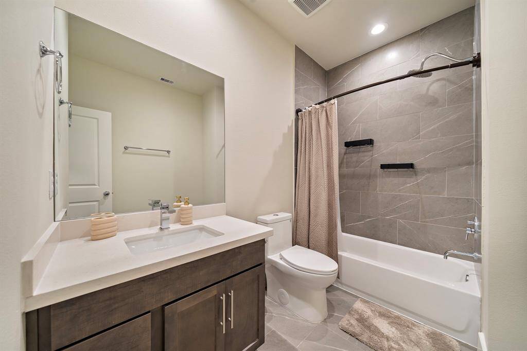 Guest bathroom 2nd floor