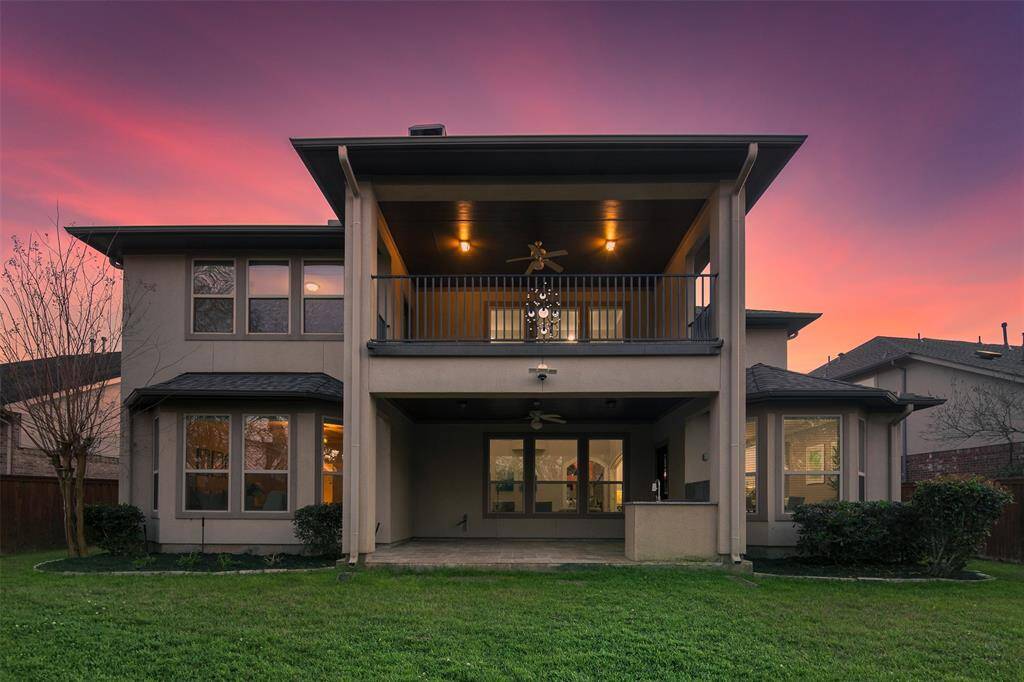 Extended balcony with great view of the back