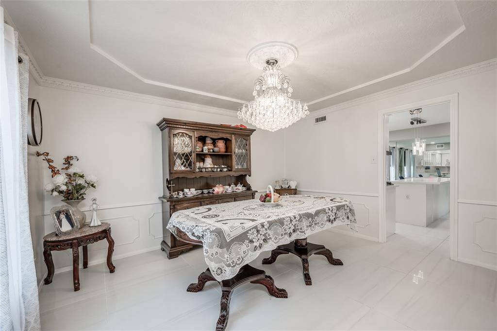This beautifully appointed space is perfect for hosting memorable dinners and special occasions.