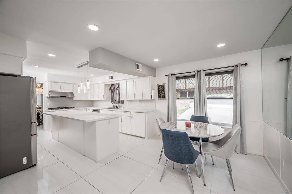 Experience the perfect blend of functionality and style in this thoughtfully designed kitchen and breakfast area. The open layout seamlessly integrates the two spaces, creating a warm and inviting environment ideal for both everyday meals and entertaining.