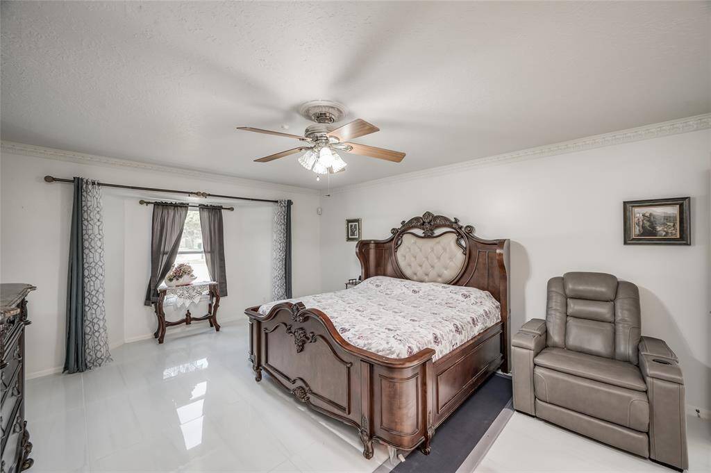 Whether you’re unwinding after a long day or preparing for a new one, this primary bedroom offers a perfect blend of style and tranquility.