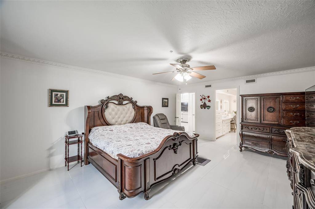 Enjoy the convenience of a well-appointed en-suite bathroom, complete with modern fixtures and a generous walk-in closet.