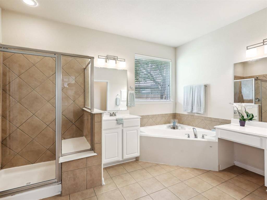 A better look at the shower and tub.