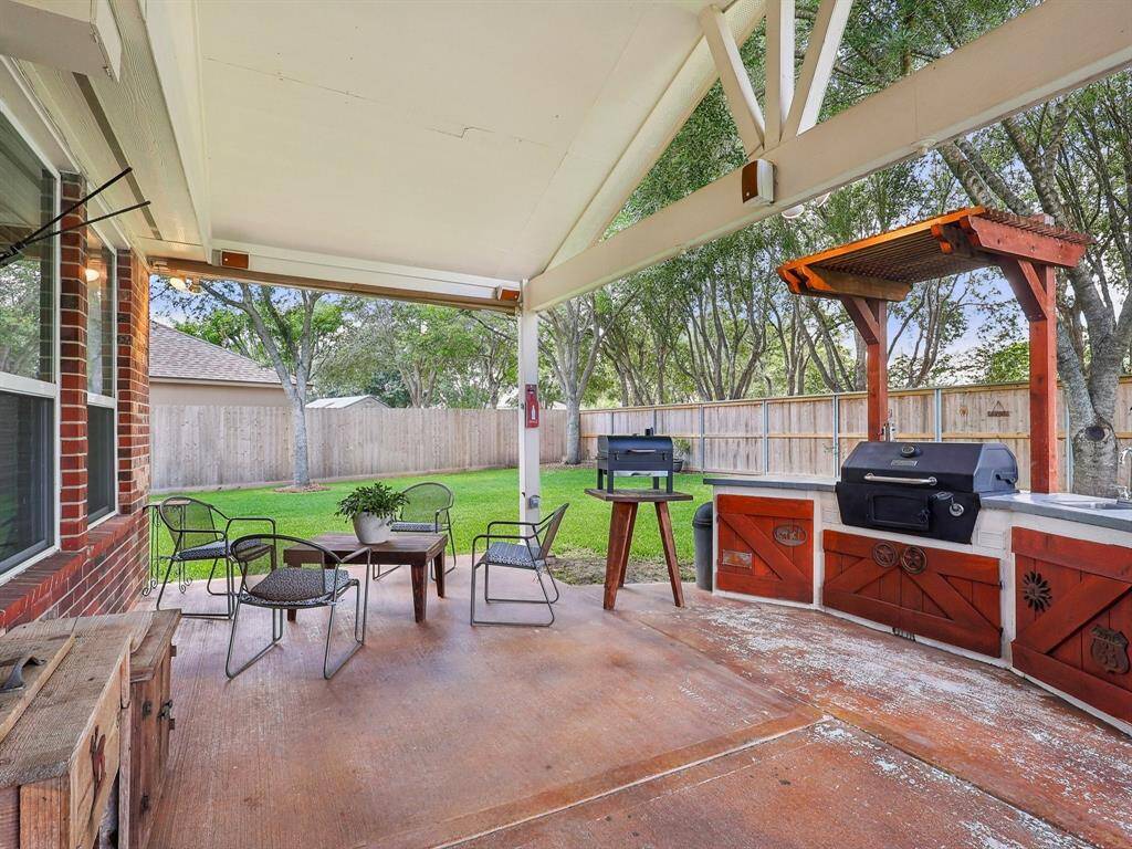 This beautiful 240 sf patio has a custom outdoor kitchen, complete with BBQ and sink. Imagine the gatherings you will have here with your friends and loved ones!