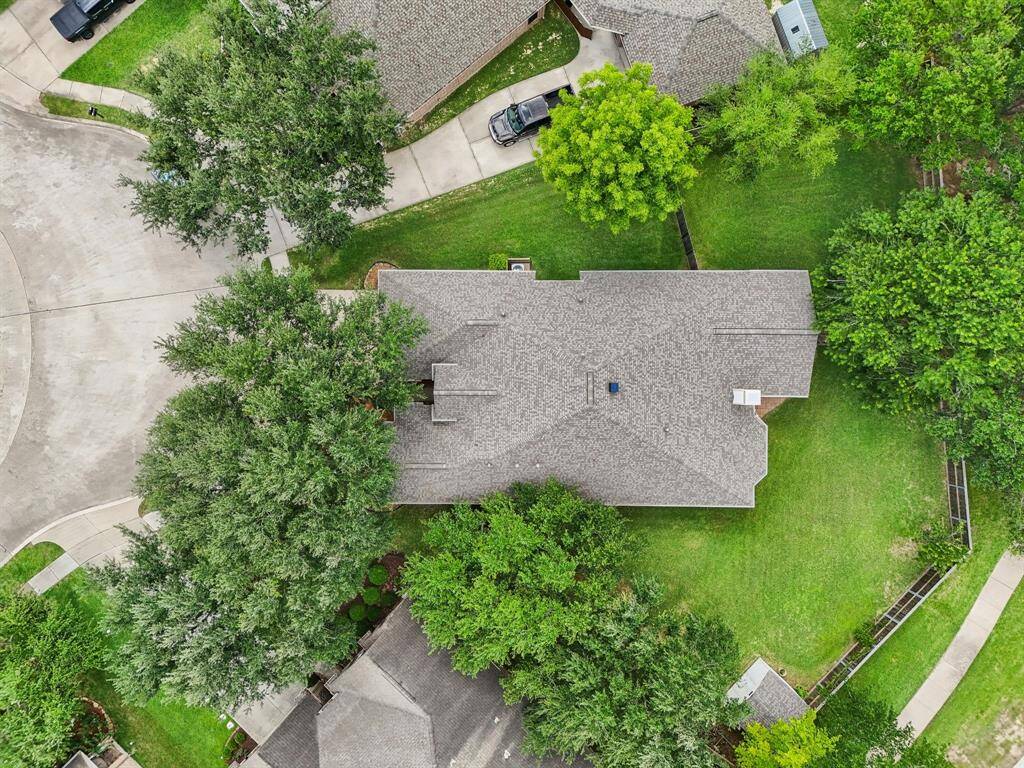 It's hard to find a yard like this in League City!!