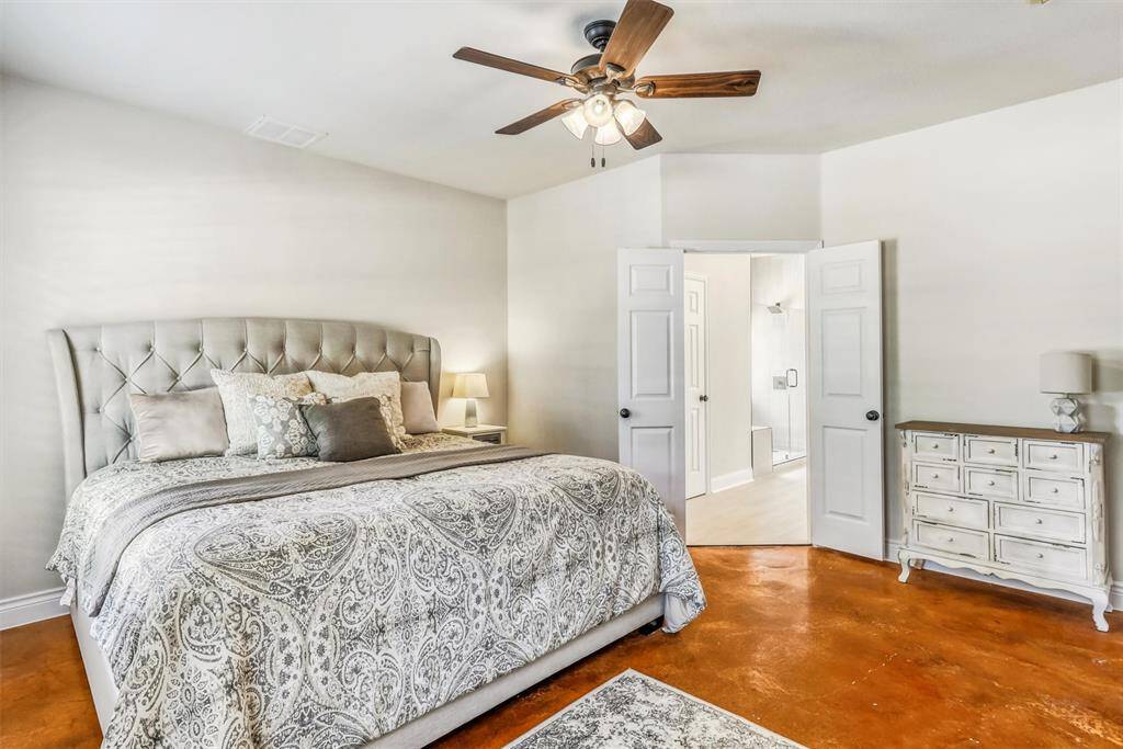With generous space to comfortablyaccommodate a king-size bed set, thisserene retreat is ideal for unwindingafter a long day. An updated ceiling fan adds comfort.