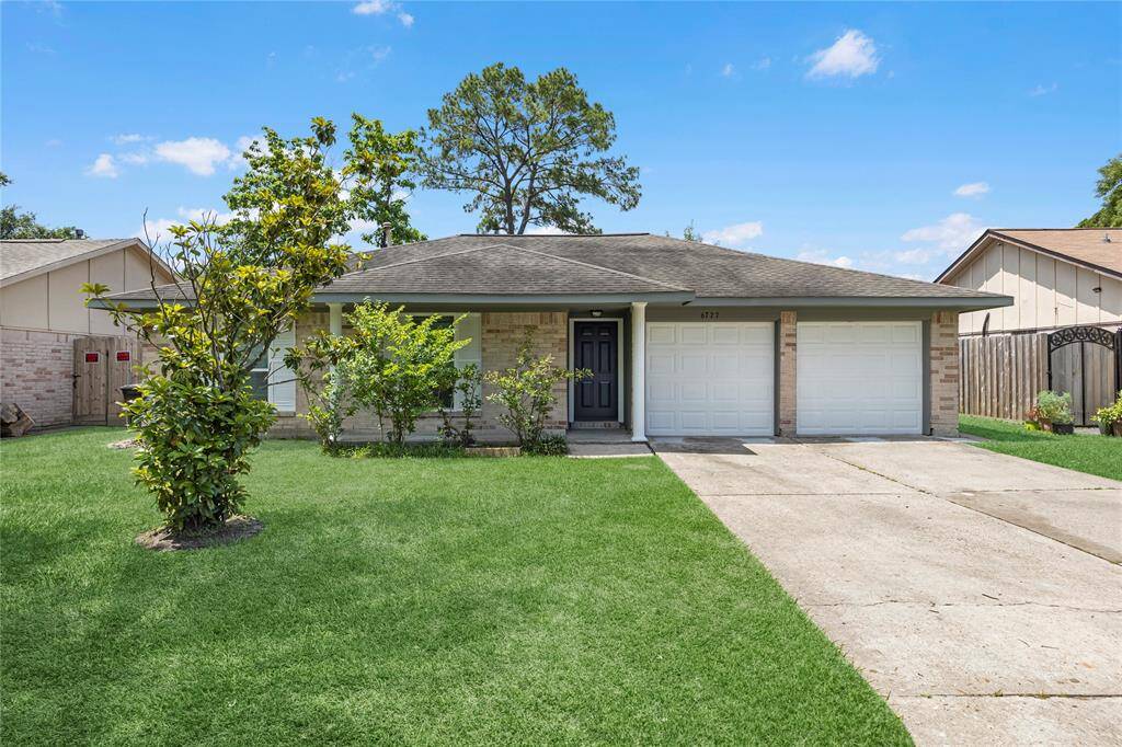 Pristine curb appeal in this Houston listing. A welcoming home, ready for new owners.