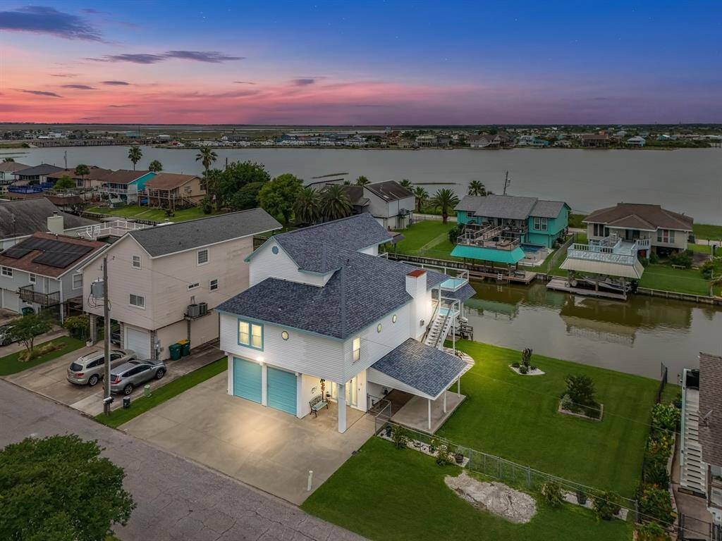Welcome to 7 N Flamingo! Enjoy a spacious covered patio and an expansive extra lot, perfect for outdoor living and entertaining.