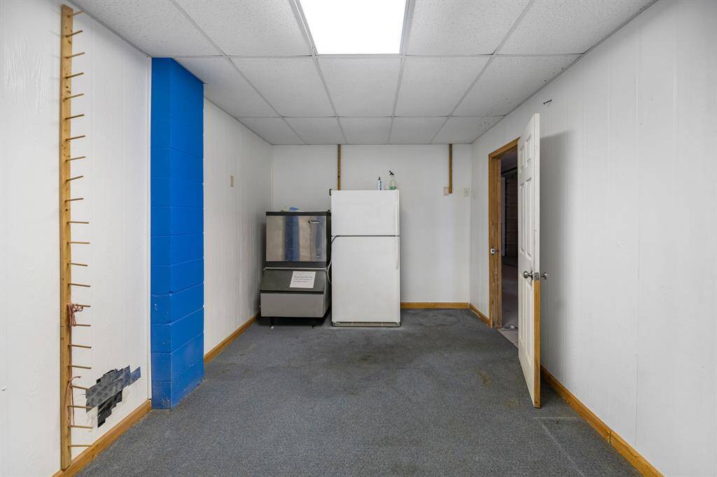 Extra room in the garage. Fisherman's man cave with ample fishing pole storage and a restaurant-style ice maker included!