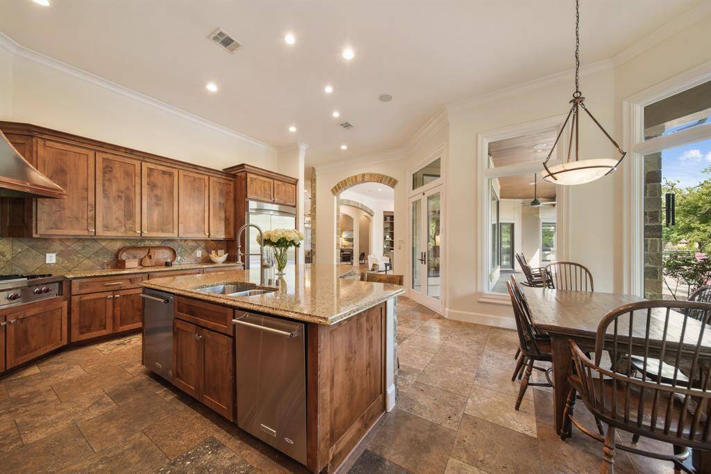 Chef's kitchen with  Wolf cooktop, Sub-Zero fridge, double oven.