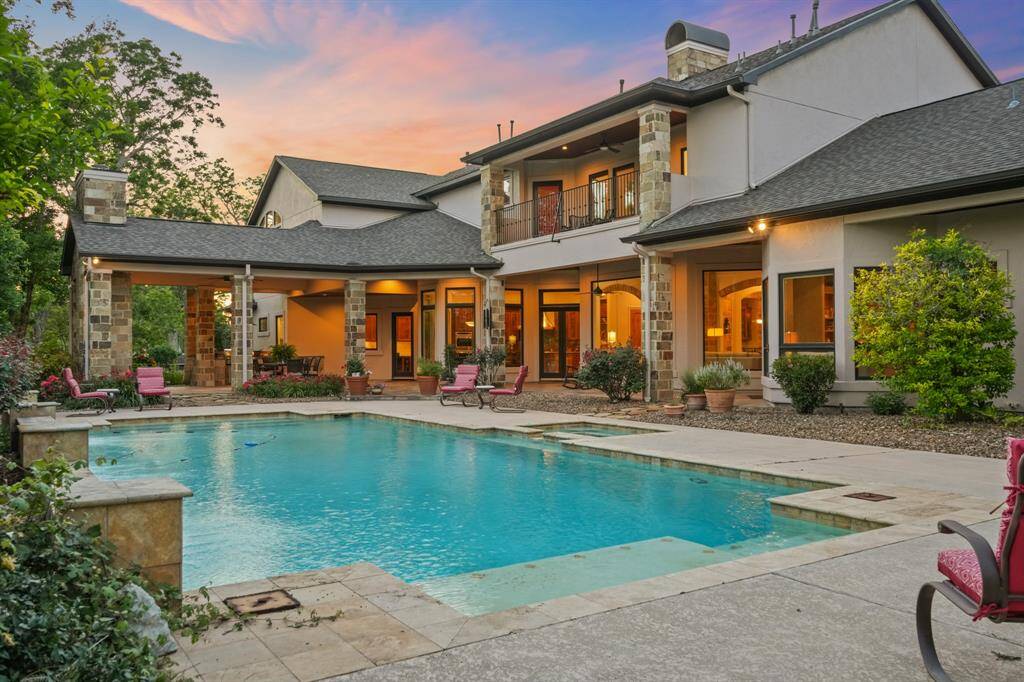 Gorgeous heated pool & spa.