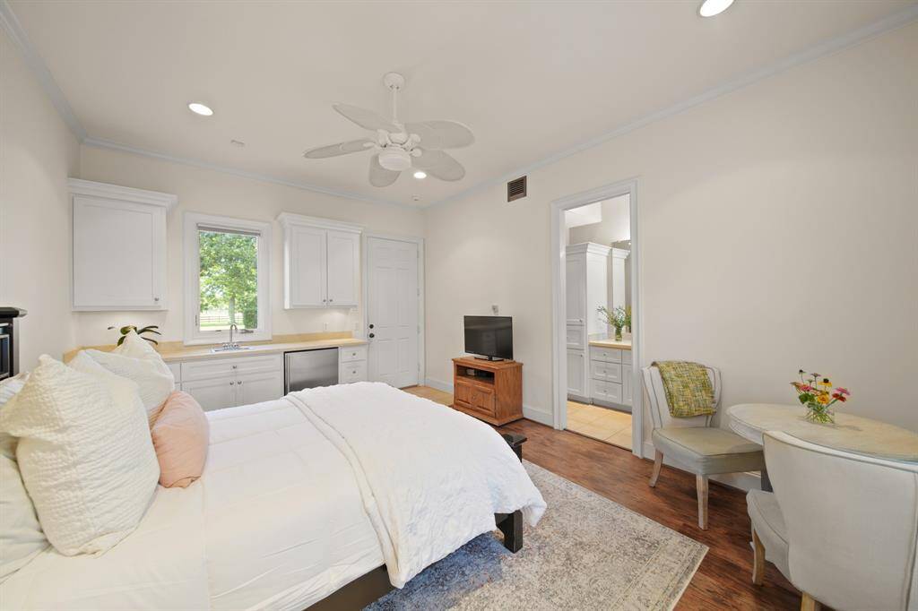 Attached guest suite with private entrance with kitchenette.