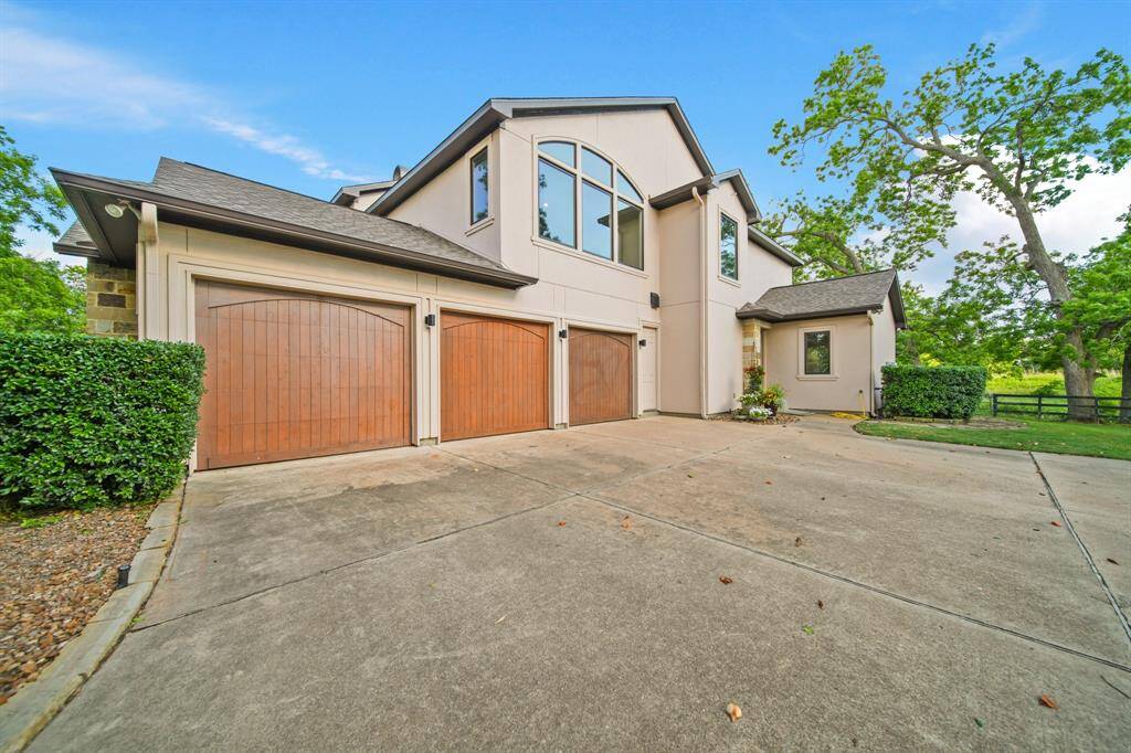 Immaculate 3-car garage.
