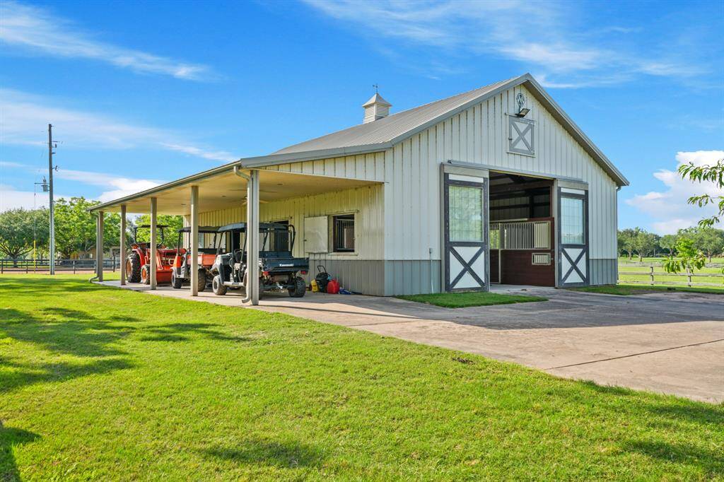 Conditioned tack room, & wash rack included.