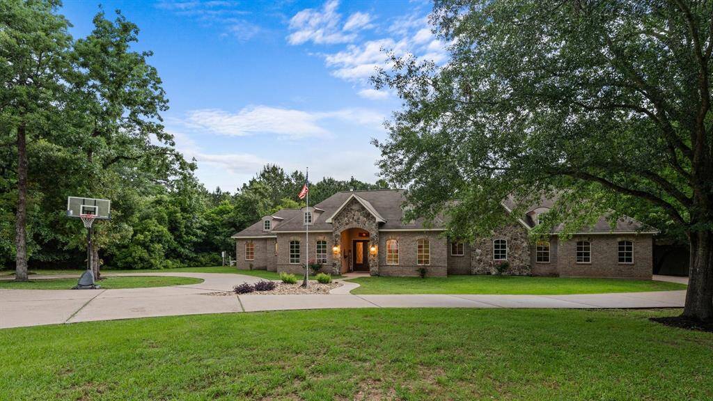 Circular driveway is ideal for guest parking.
