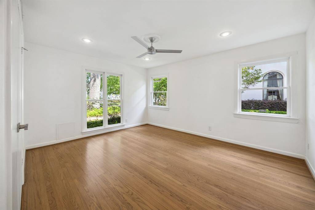 Second bedroom.