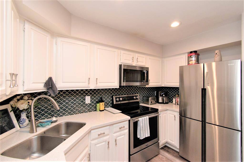 The stainless steel appliances compliment the style of the kitchen and it add up to the overall sophisticated vibe.