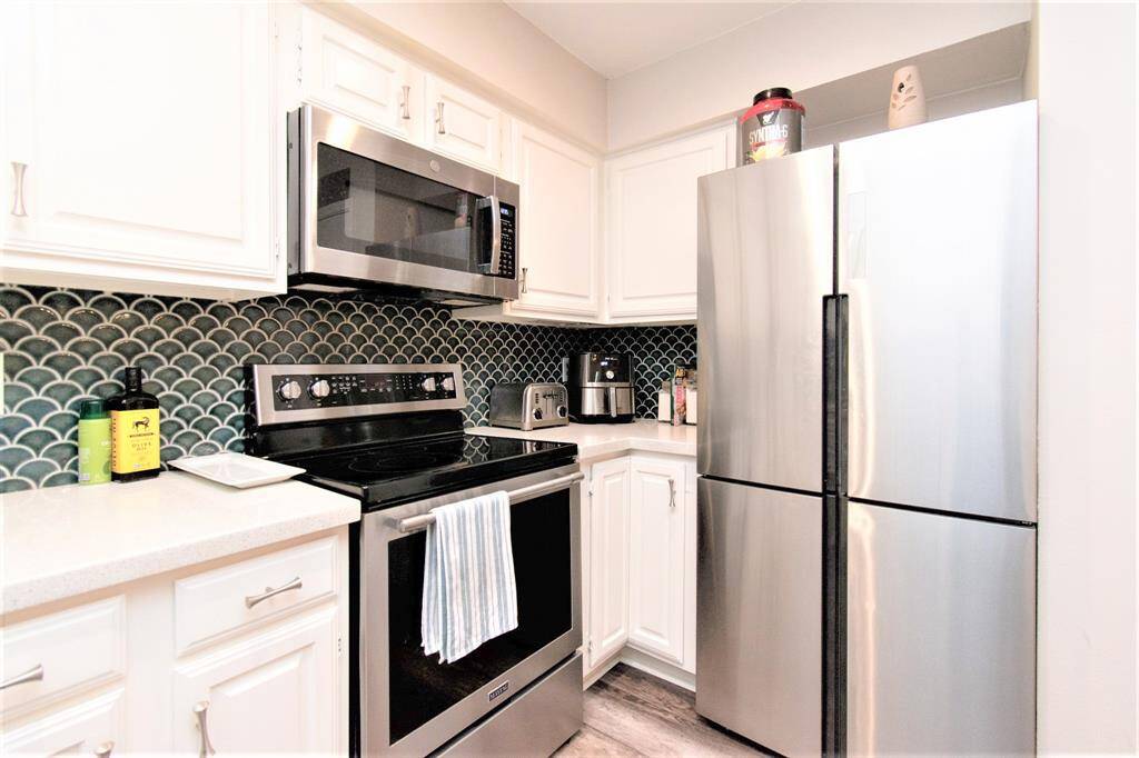 The stainless steel appliances compliment the style of the kitchen and it add up to the overall sophisticated vibe.