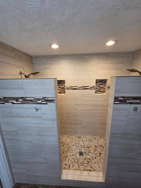 primary bedroom walk in shower