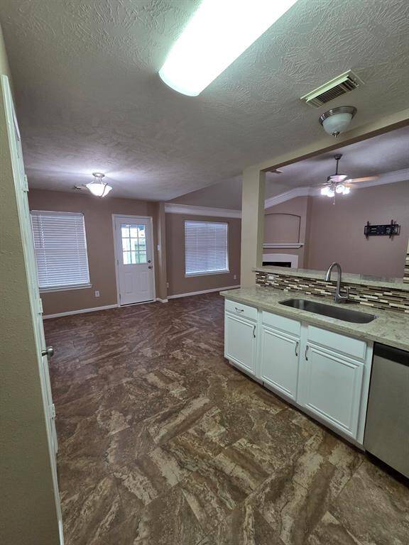 nice kitchen and breakfast room