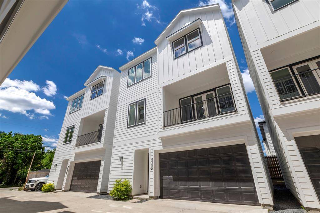 Welcome to Chateaus on Campbell, an 11 home new construction community in Spring Branch.