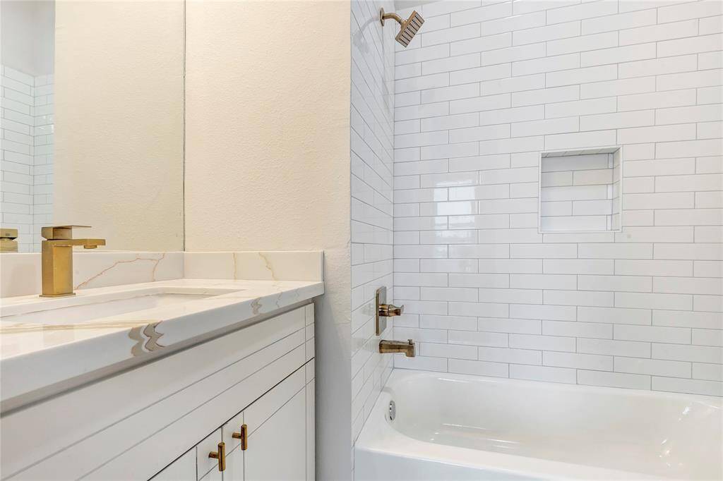 The guest bedroom on the third floor has an en-suite bathroom.