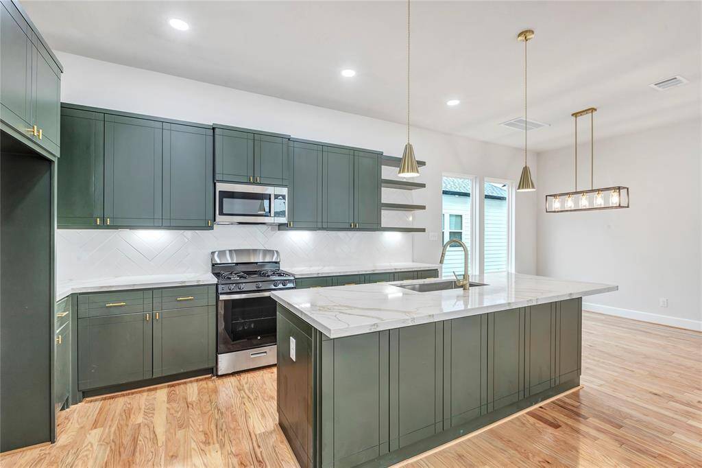Spacious island providing a great space for a quick meal!