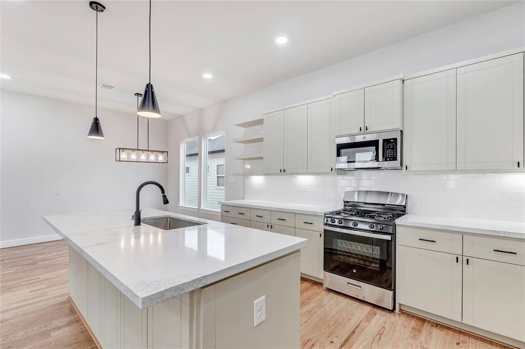 Spacious island providing a great space for a quick meal!