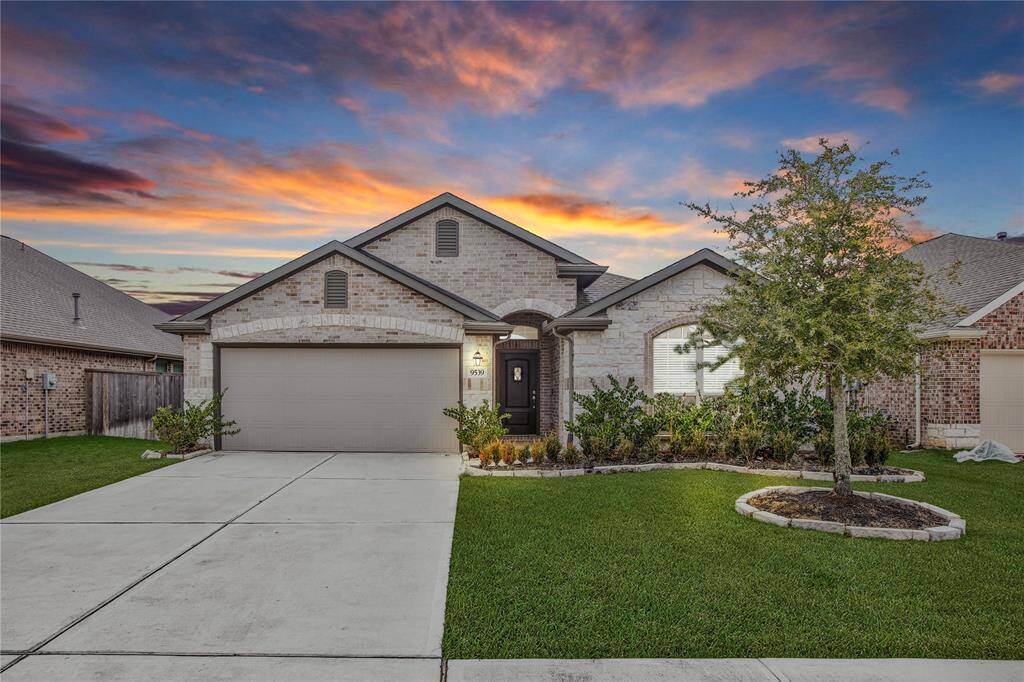 Creekside Ranch has Numerous Neighborhood Amenities Including a Large Pool Area, Splash Pad, Spacious Covered Pavillion, a Playground, Trails, and More.