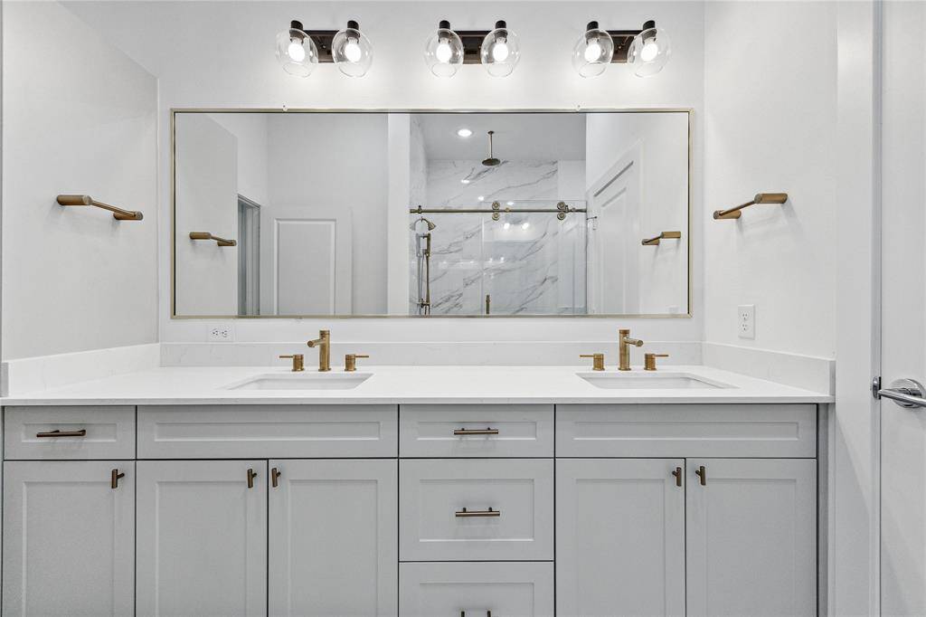 Riverway Homes uses beautiful finishes throughout.  Your master bath, boasts floor to ceiling designer tile, a large, walk-in shower, huge, soaking tub, and a rain shower head.